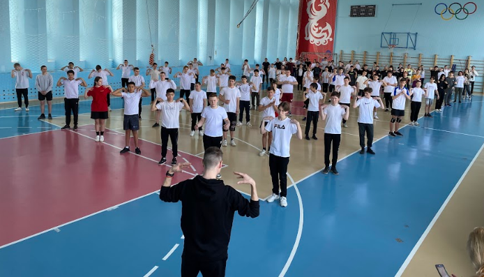  📷    В День здоровья чемпион России Андрей Исайчев провел зарядку для оренбургских студентов Марина Шарт