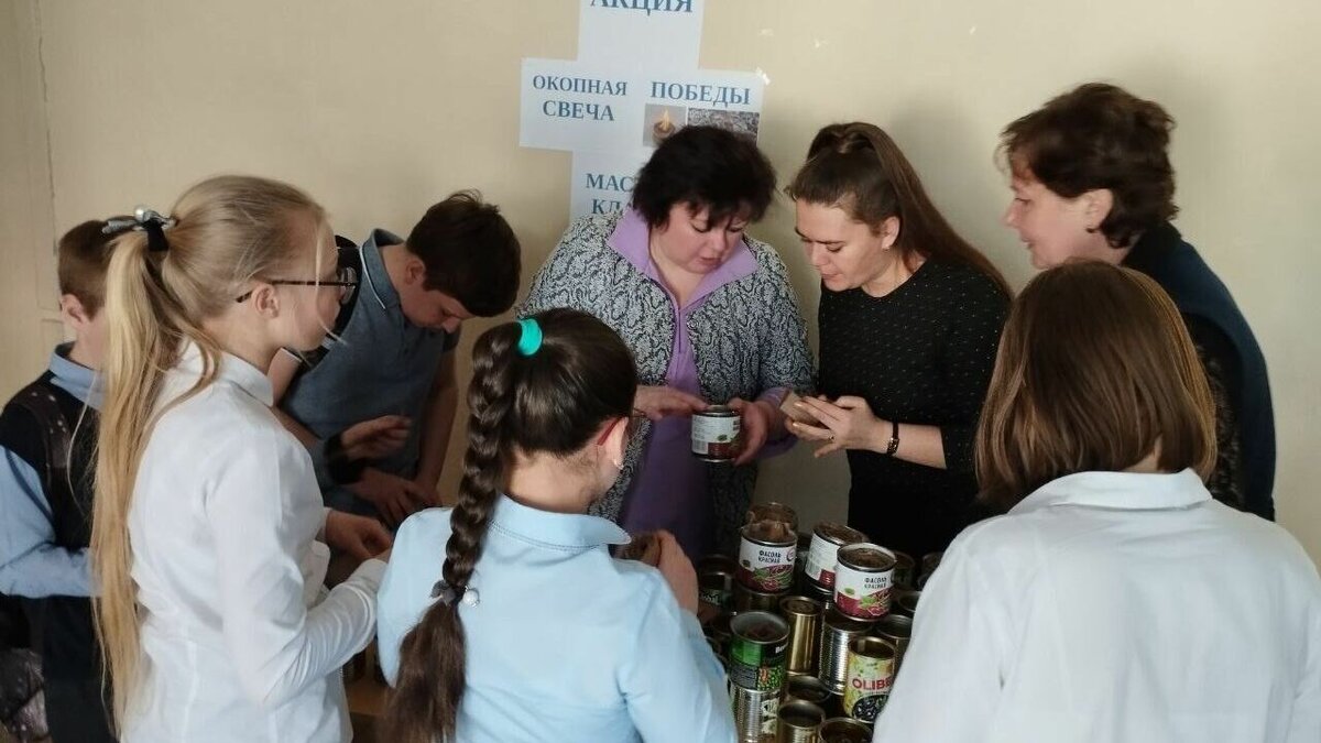 Тг канал шк. Школьники на перемене. Коллектив школьников. Учитель в школе. Школы.