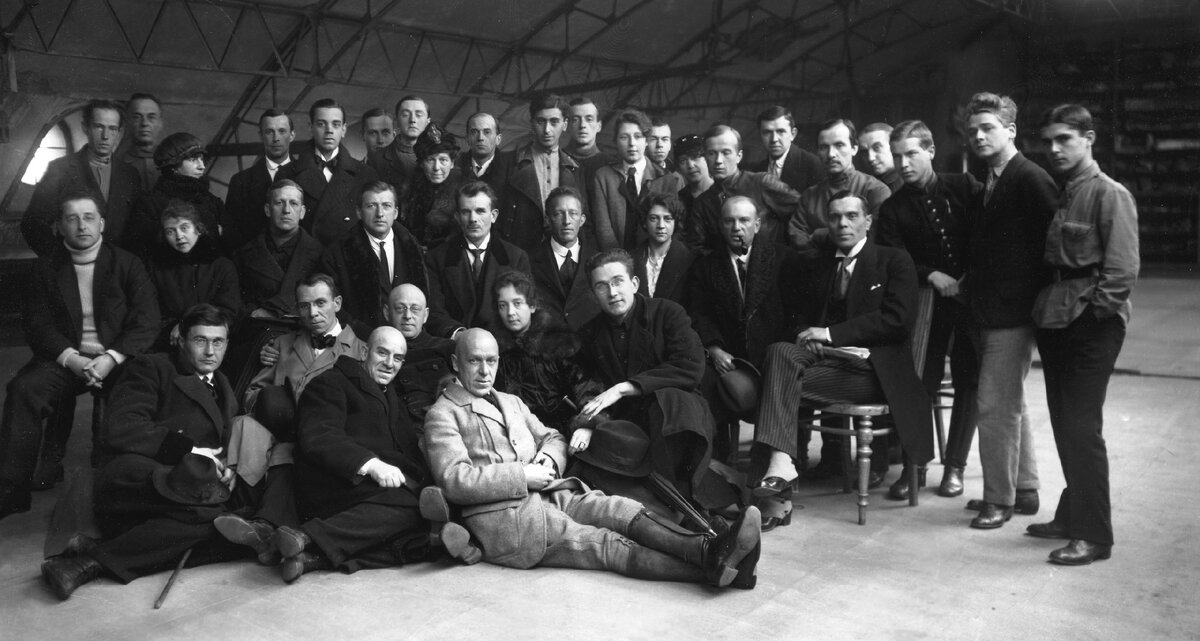 Вся труппа театра сфотографировалась 15 февраля 1919 года. Источник: БДТ