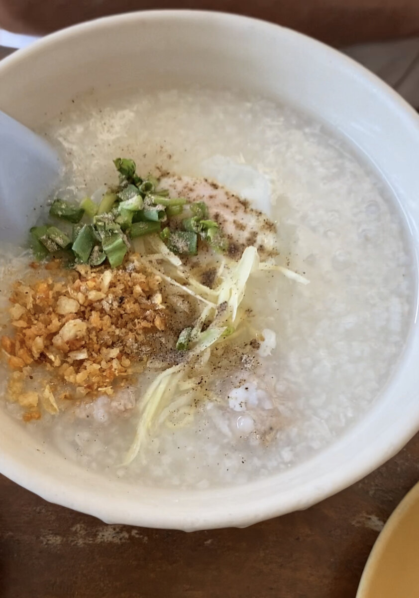 Основной продукт тайского завтрака – рисовая каша с мясом и имбирём.
