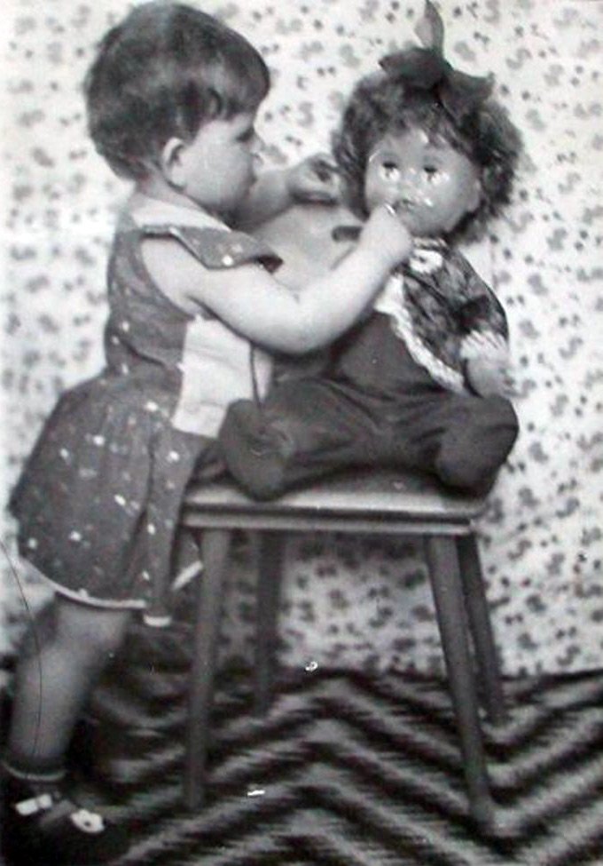 Для самой маленькой племянницы куклу настоящую! С волосами и в платьице, даже старшая сестра ей немного позавидовала, у неё таких никогда не было. (фото из открытых источников)