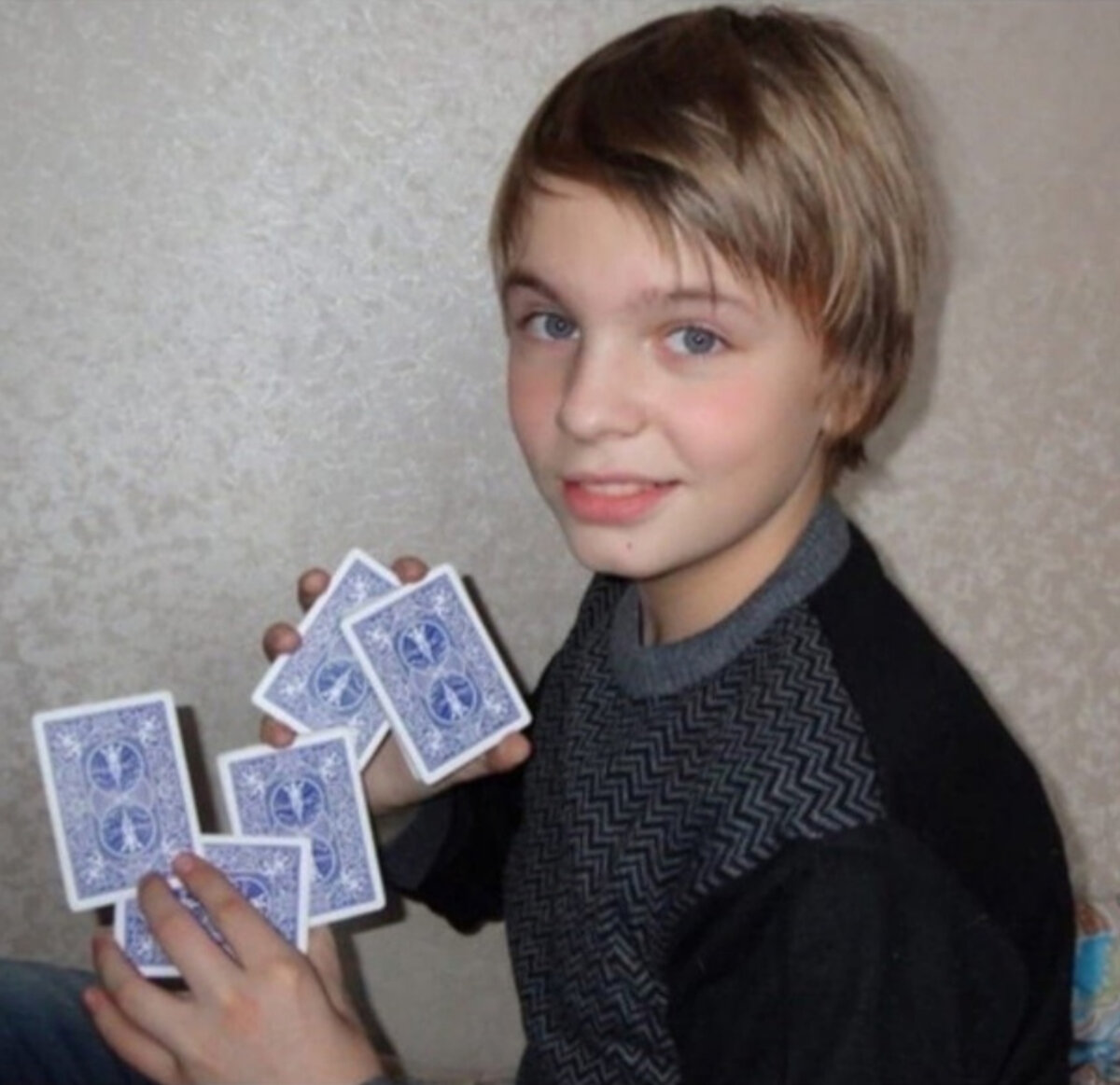 Будущий артист удивляет родственников картами