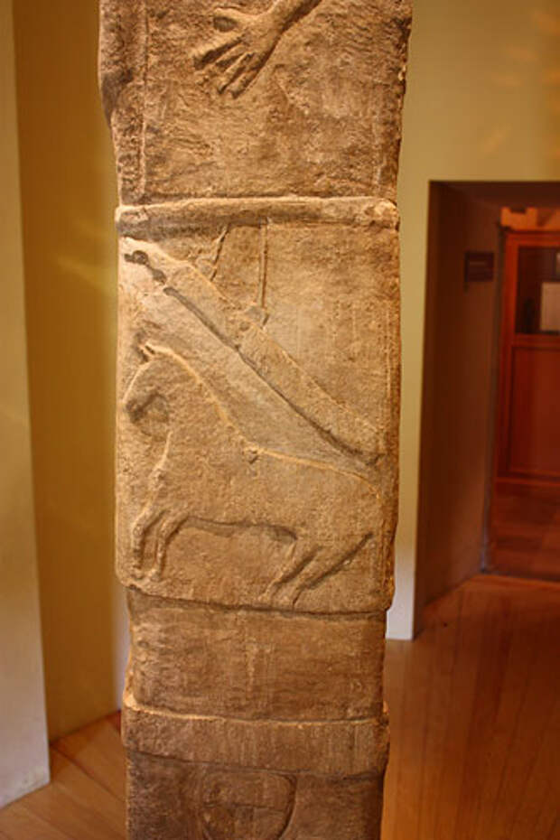 Изображение коня, спутника бога-воителя, на Збручском идоле X века. Белый конь содержался при храме бога Святовита в Арконе, по ночам бог сражался на коне с врагами. "Потык" храмового коня предсказывал славянам будущее.