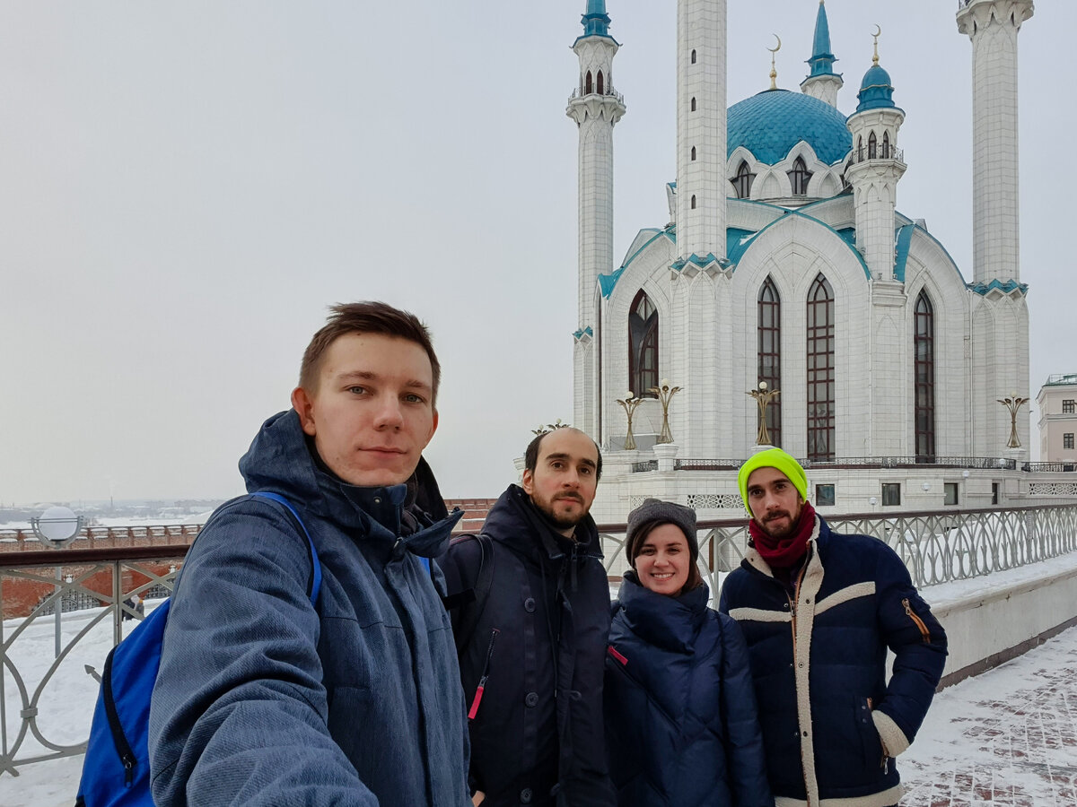 С друзьями на фоне мечети Кул Шариф.