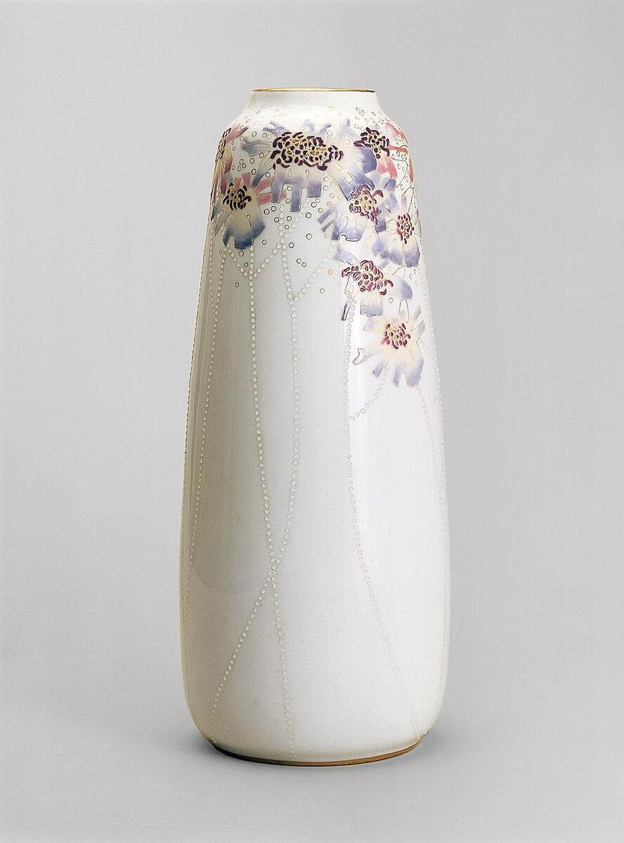 Тот же весма интересный изысканный декор раннего АР-НУВО. Ваза. ИФиСЗ, 1910. Автор композиции (эскиза) Вильде Р.Ф. Исполнитель - Шмаков М.В. Роспись наглазурная полихромная, роспись, полихромная эмалями, позолота. Размеры: 31,6*13,3*13,3 см. Собрание Эрмитажа. Предмет поступил в 1929-м году. Передан из музейного Фолнда (склада Госфондов). Инв. номер ЭРФ-8502. Изображение взято из каталога Эрмитажа.