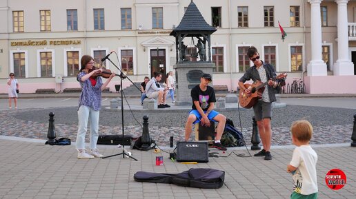 Descargar video: Природное Очарование.... Трио Уличных Музыкантов Красиво Исполняют Мировой Хит! The show must go on! Cover