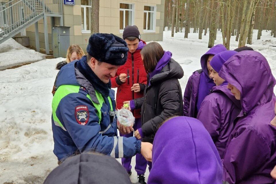     На память ребятам вручили небольшие сувениры ФОТО: пресс-служба ГУ МВД России по Санкт-Петербургу и Ленинградской области