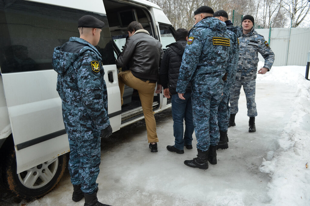    Судебные приставы отправили на родину двух граждан Таджикистана и Азербайджана.