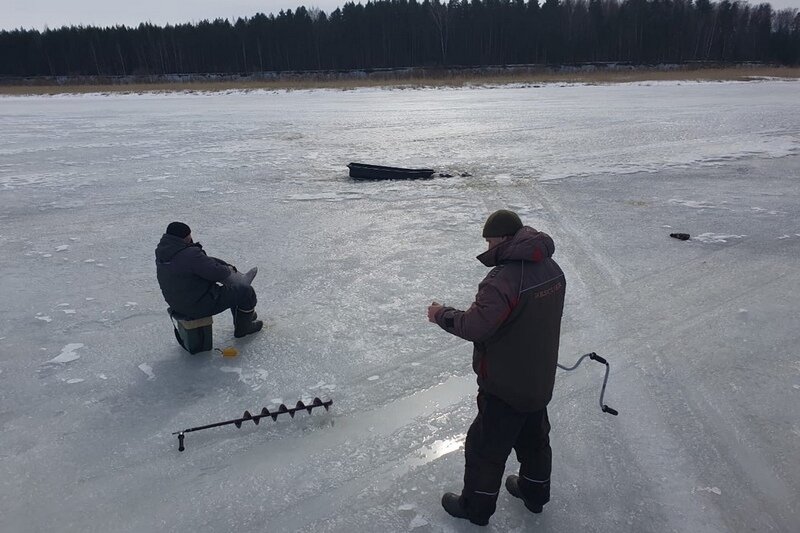 Запрет выхода на лед на рыбинском водохранилище. Рыбаки. Пенопластовый лед для рыбаков. Рыбак в марте. Рыбинское водохранилище.