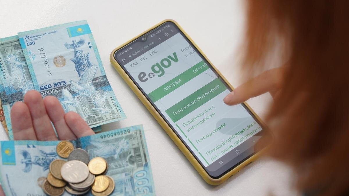    Деньги и смартфон.:NUR.KZ/Владимир Третьяков