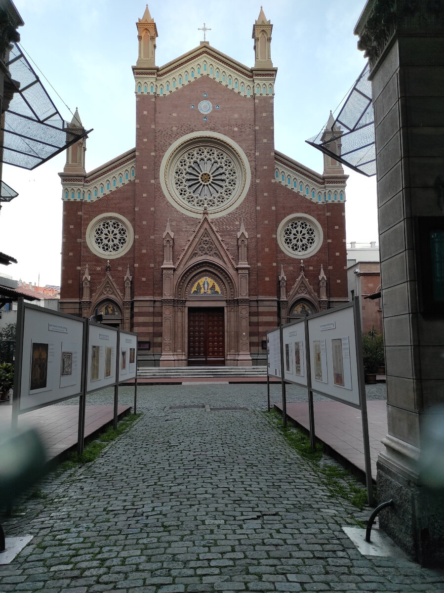 Католическая Церковь святого Антония Падуанского. Построена в начале 20-го века в стиле неоготики. Стоит в глубине двора, за решетчатыми воротами 