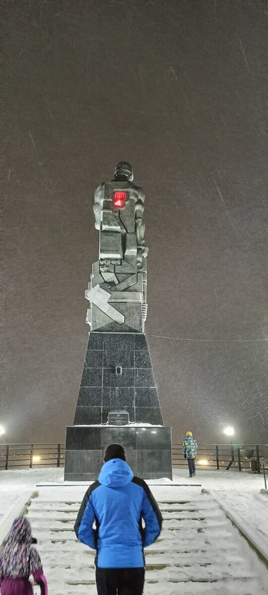 Скульптором этого достояния города Кемерово является Э. Неизвестный. Архитекторы - О.Г. Ражев и Т.А. Кулиев