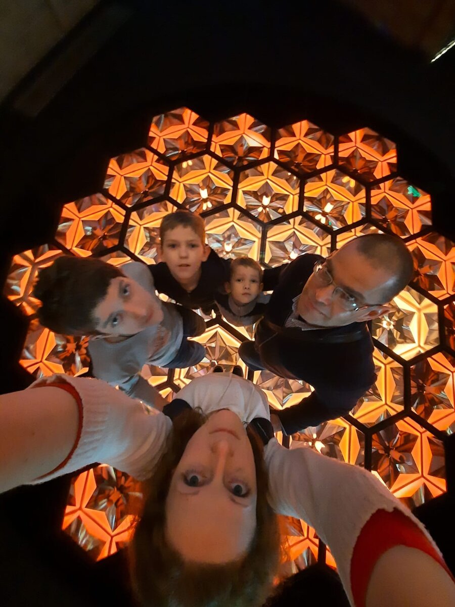 Мы внутри инсталляции. Мы как бы уже часть современного искусства!-)