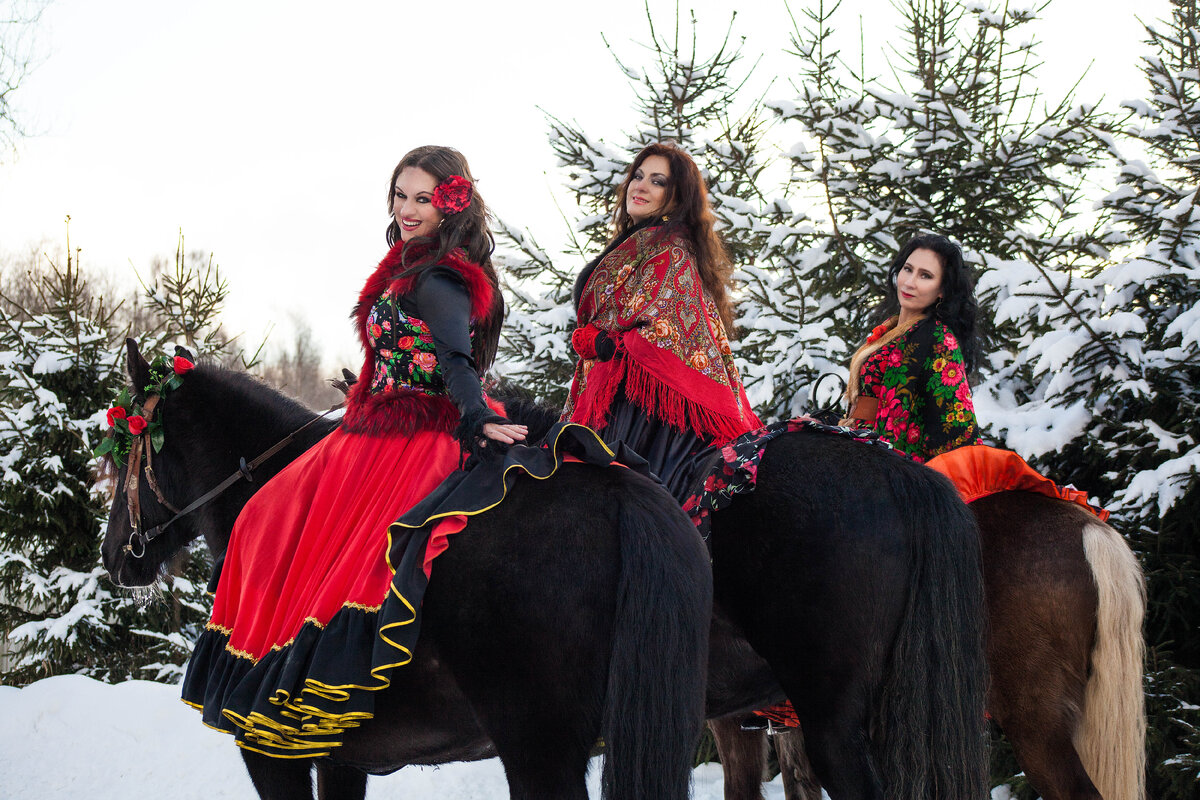 Коллектив цыганского танца "Экспромт". Цыганки и лошадки. Александра Усанова, Элеонора Черенкова, Ольга Кочнева