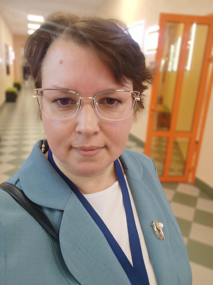 На шее бейджик - что бы видно было, что я гость, мне можно без формы 