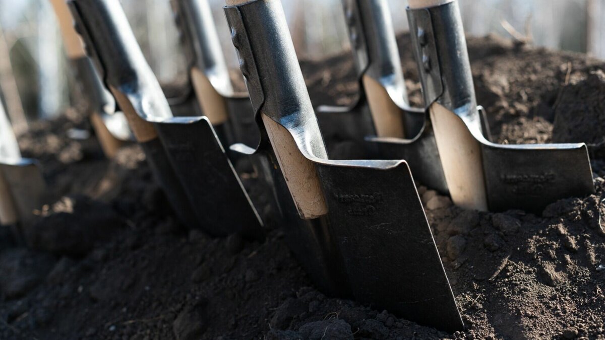     Сотрудники строительной организации проводили земельные работы в посёлке Пластун Тернейского МО Приморского края, когда произошёл обвал грунта. Один из работников погиб. Инцидентом заинтересовались в региональных прокуратуре и следкоме.