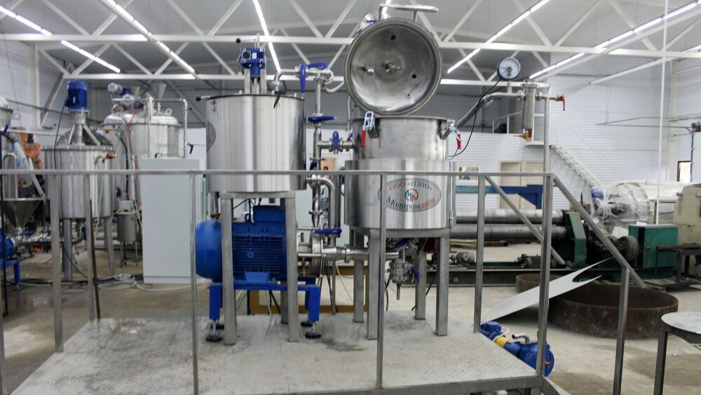 Линия предназначена для изготовления небольших промышленных партий эмульсий с  разнообразной рецептурой с чисто косметическим, лечебно-заживляющим и  восстанавливающим назначением. Установка собрана на единой площадке и объединяет «Плавитель жира - АРЖ-50» и  «Вакуумный гомогенизатор УГ-УГМ-80» через «Трубопровод подачи жировой фазы».