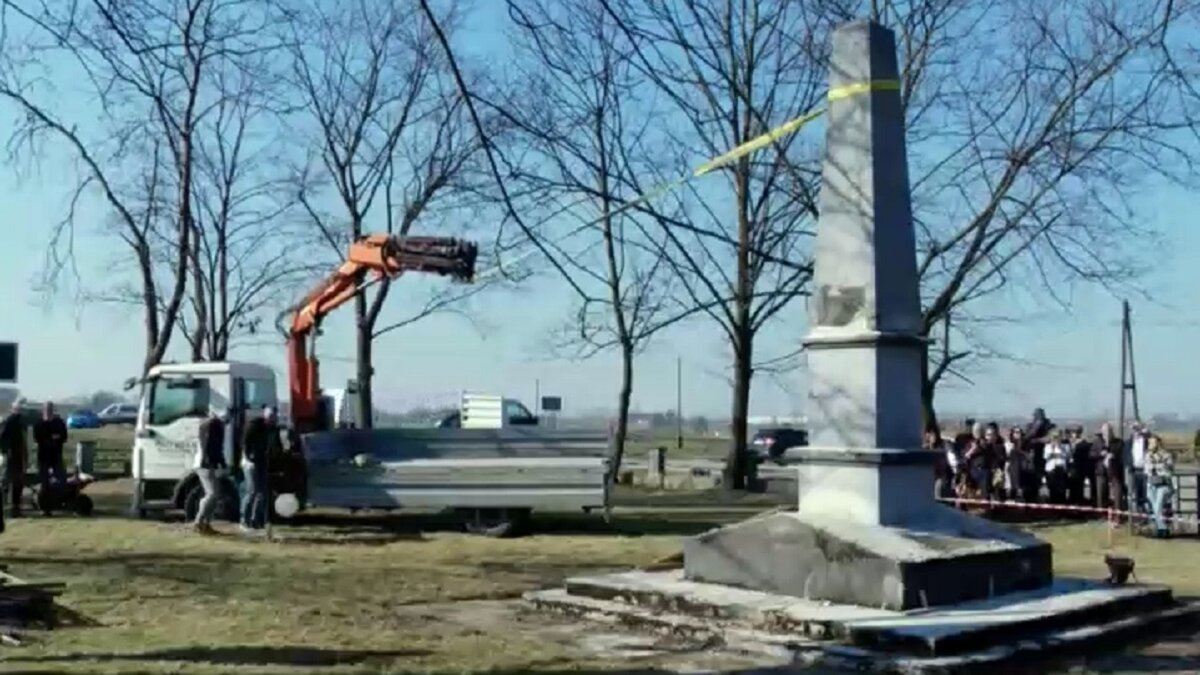 Польша: снос памятника Красной Армии. Фото из Яндекс картинки