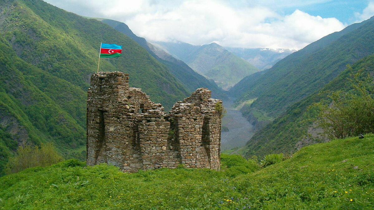     В Ростовской области местная жительница помогала азербайджанцам въехать в страну с помощью трудовых патентов и фиктивных браков, подробностями поделились сотрудники пресс-службы донского УФСБ.