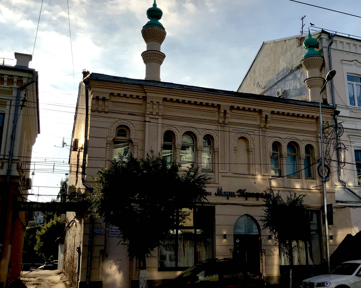 Архитектурной доминантой особняка Белоусова служат два минарета. Изначально акцентировали всю панораму Дворянской улицы, но надстройка третьего этажа соседнего здания «съела» их силуэт 