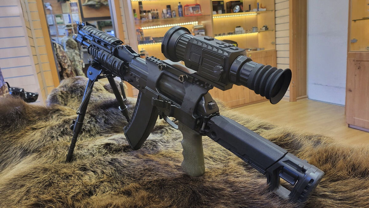 Vector Optics CO50 установленный на оружие как тепловизионный прицел