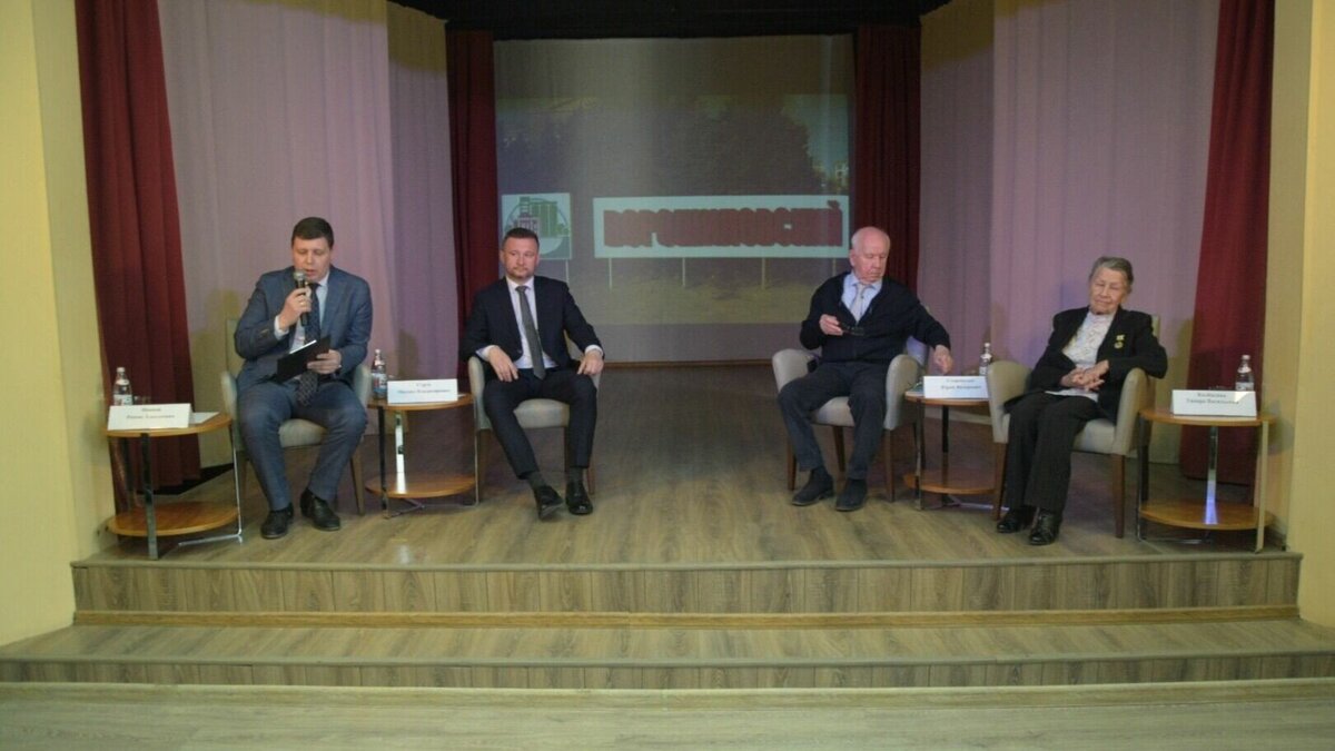     Сегодня в Волгограде прошло очередное собрание с участием общественников, посвященное возможному переименованию города в Сталинград. В какой-то момент участники стали кричать и обвинять в провокации мужчину, выступившего против смены названия.