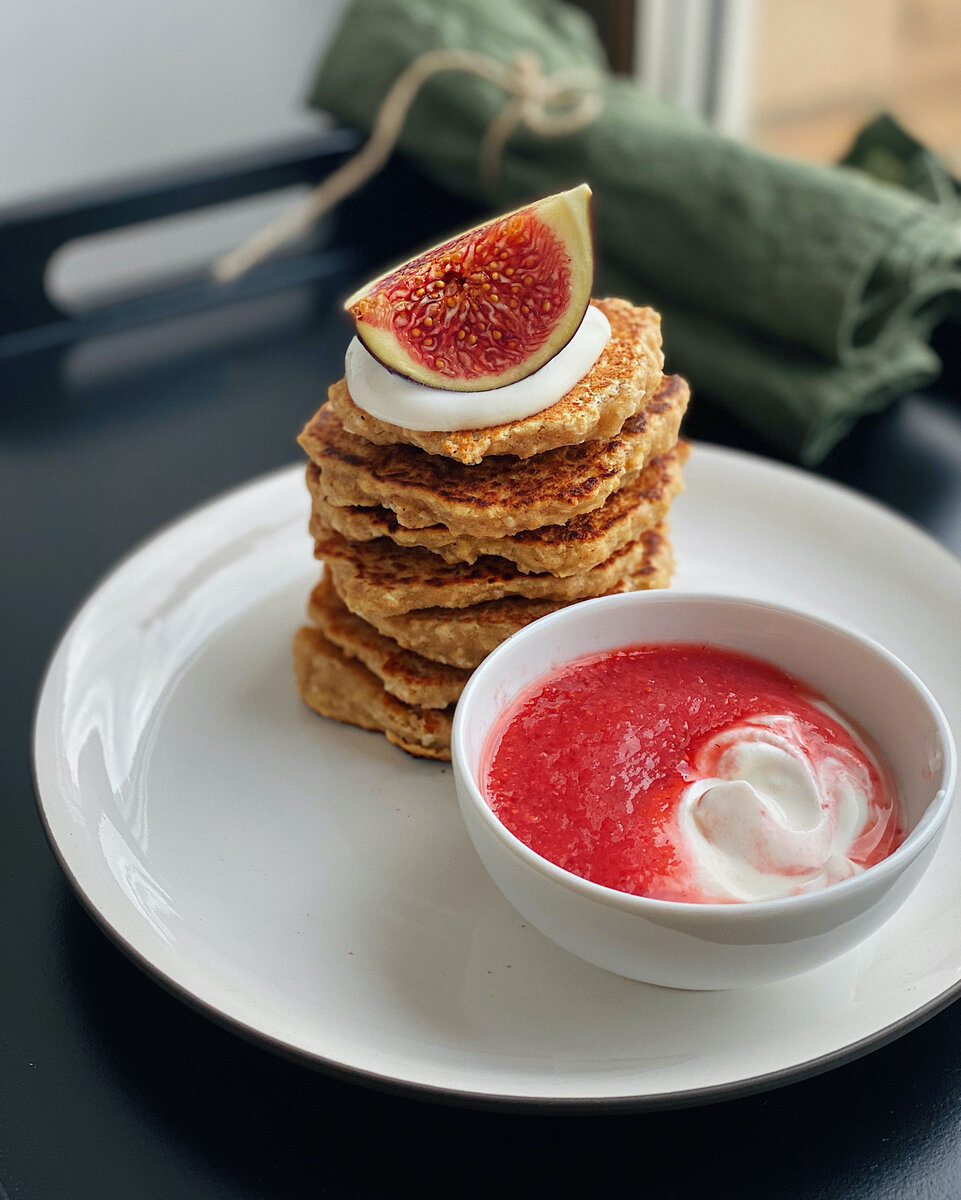 Овсяно Яблочные панкейки с клубникой