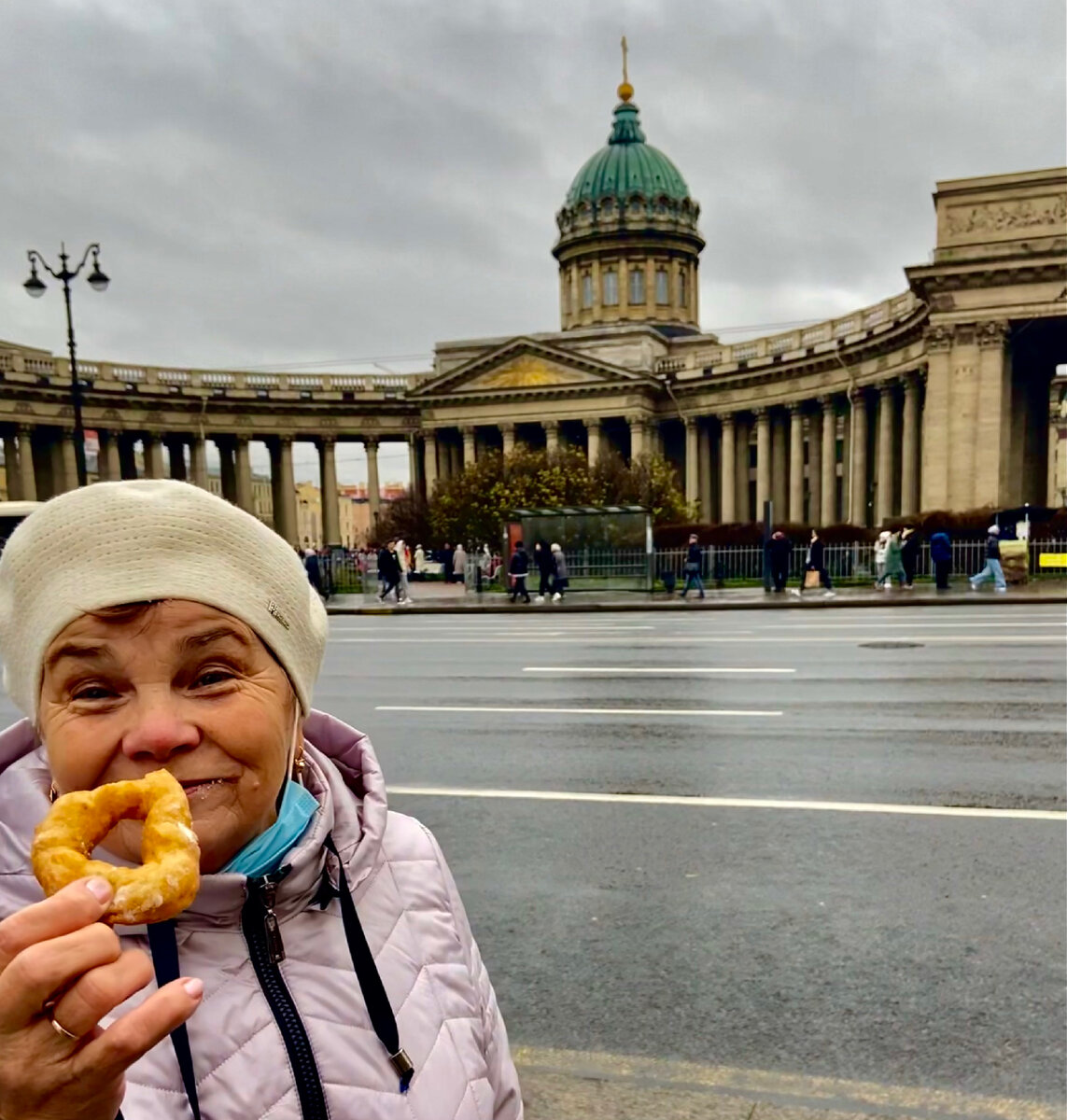 Моя бабушка с пышками на фоне Казанского собора🤍