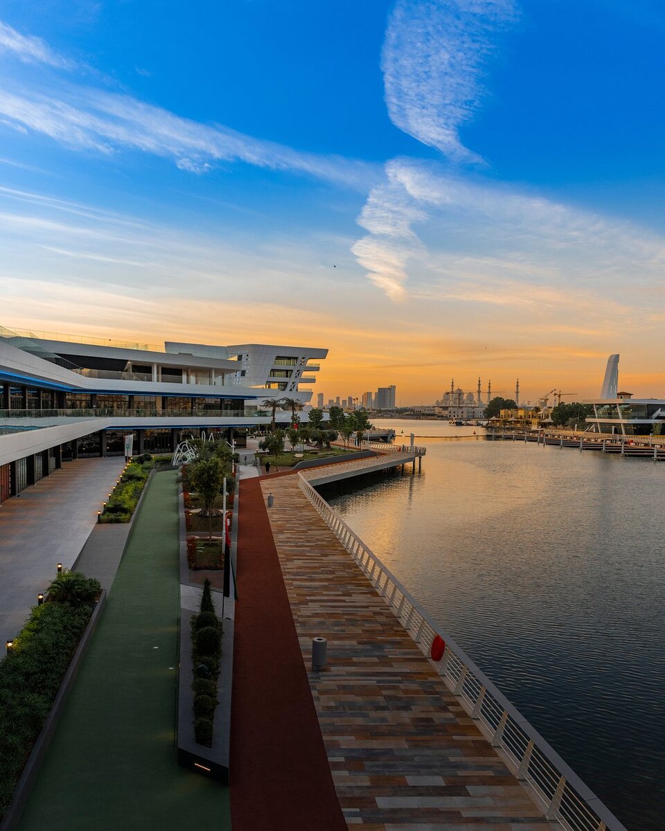 Квартал AL Qana с яхтенной мариной Добавьте описание
