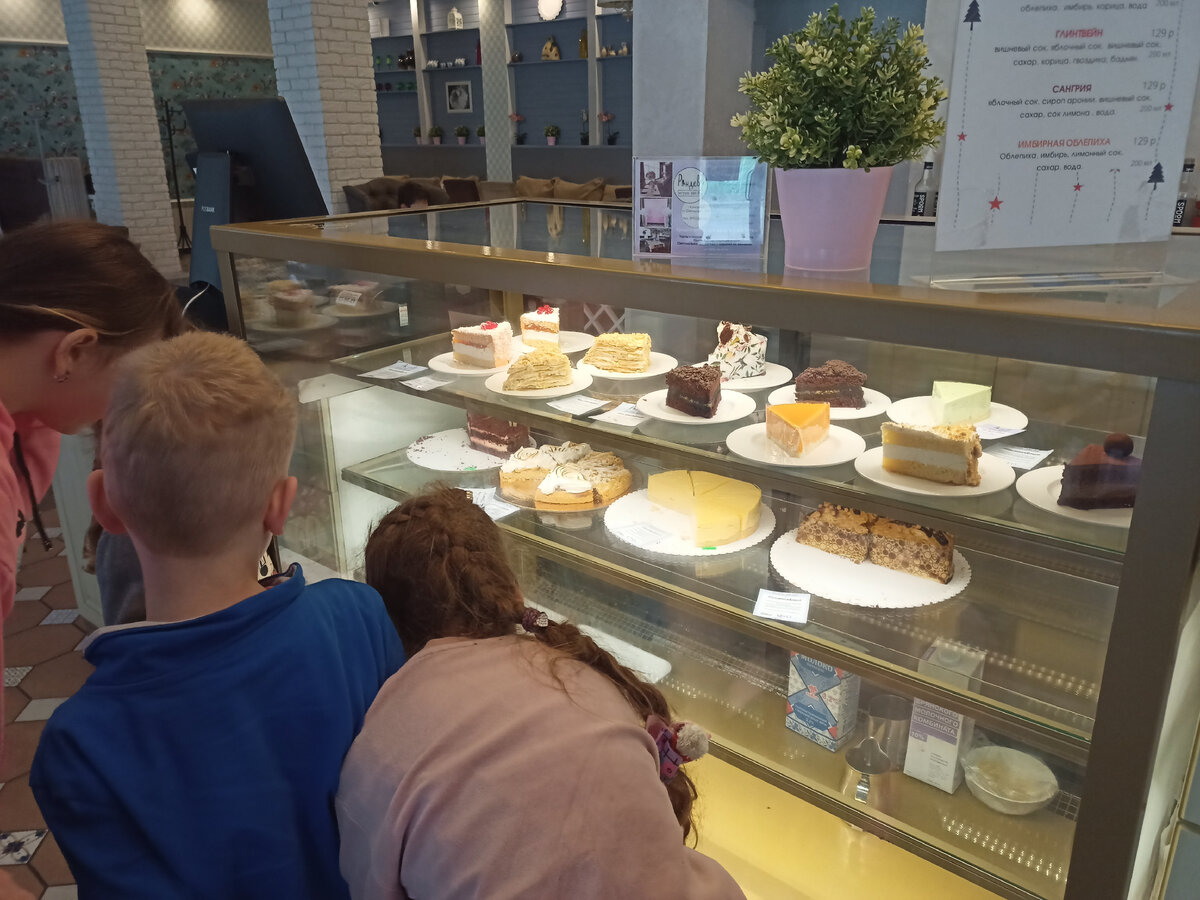 Дети пирожные выбирают