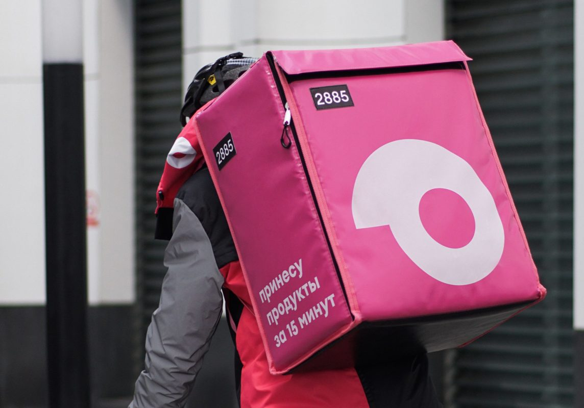 Самокат форма курьера. Работа курьером в самокат. Куртка самокат курьера. Велокурьер самокат. Самокат форма курьера.