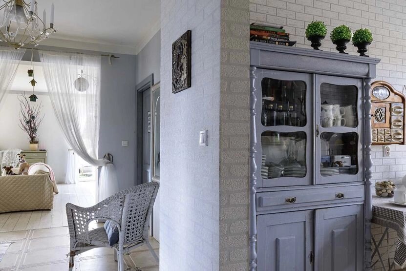 Дом в стиле прованс с борзыми собаками среди полей: голубой буфет ...