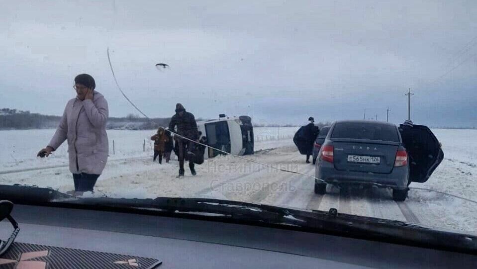     В Ставропольском крае на заснеженной дороге в четверг, 30 марта, опрокинулась маршрутка, сообщили очевидцы в соцсети «ВКонтакте».