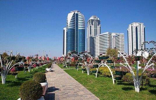   А   знаете   ли  Вы,  что   положениями  части  11   статьи 162  Жилищного   кодекса  РФ   предусмотрена  обязанность управляющей организации отчитаться перед собственниками многоквартирного дома об исполнении договора управления за прошедший год.  Собственники – сторона заинтересованная, и чтобы у них не возникало сомнений по поводу трат на обслуживание дома, отчет должен содержать полную информацию об объемах работ и их стоимости.           Отметим,   что  единой формы отчета управляющей организации перед собственниками нет, то управляющая  организация  наделена правом  сформировать его самостоятельно, или совместно со стороной договора, которой может быть, например, Совет  многоквартирного   дома.  Отчёт необходимо предоставлять собственникам до «01» апреля, то есть в первом квартале. Но хозяйственный год не всегда совпадает с календарным. Управляющая организация  могла начать управлять домом, например, «10» мая. Поэтому в договоре управления необходимо прописать, что отчитываться организация будет не в первом квартале, а после окончания хозяйственного года.  Документ должен содержать наименование управляющей организации, номер ее лицензии, юридический или фактический адрес, дату начала и окончания отчетного периода. 
       Годовой отчет можно разбить на несколько блоков. В первый блок внести общие сведения о многоквартирном доме: адрес, год постройки, этажность, площадь жилых и нежилых помещений, информация об инженерных коммуникациях, наличии и площади придомовой территории. В общем, обо всем, с чем управляющая организация соприкасается в процессе своей работы.  
         Во второй, самый важный финансовый блок, рекомендуется внести данные о доходах и расходах управляющей организации на обслуживание дома. Сюда должны войти все перечисленные собственниками средства за жилищно – коммунальные  услуги, включая дополнительные взносы, если они были. Обязательно нужен перечень запланированных и произведенных работ и услуг, их сметная и фактическая стоимость, акты приемки-передачи. Если были затрачены средства из резервного фонда, то указать их сумму. Можно поместить информацию о поставщиках коммунальных услуг, нормативах потребления и тарифах.  Для полноты картины в отчете следует дать информацию о жалобах собственников в управляющую компанию и о том, что было сделано для устранения недостатков. Все это должно быть с указанием дат. Если за отчетный период какое-либо общедомовое имущество было повреждено, то в отчете обязательно должна быть информация о том, в какую сумму вылился его ремонт или восстановление.  В течение хозяйственного года у управляющей организации, возможно, были взыскания, штрафы или какие-то другие санкции со стороны органов жилищного контроля. Их также следует внести в отчет. Как и информацию о судебных исках, в которых управляющая  компания могла выступать как в качестве истца, так и ответчика. Это, конечно, примерное содержание годового отчета. Управляющие организации могут дополнять документ и другой информацией. Главное – в договоре управления должно быть оговорено все, что возможно. Даже, детали, которые на первый взгляд кажутся незначительными, могут стать решающими аргументами в пользу управляющей  организации в случае возникновения каких-либо спорных ситуаций.
           Частью  1 статьи 162  Жилищного   кодекса РФ  предусмотрено,     что если по результатам исполнения договора управления организация  фактически израсходовала меньше, чем было предусмотрено, а услуги и работы были реализованы качественно, то разница остается управляющей организации. Даже если с качеством были проблемы, но акты на этот предмет не составлялись, то и в этом случае управляющая организация имеет право оставить сэкономленные средства себе.Порядок признания работ качественными можно представить и по-другому. Если после размещения годового отчета на ГИС ЖКХ от собственников в течение короткого времени не поступило жалоб, то работы считаются принятыми и сэкономленные средства остаются в управляющей организации. Таким образом получается, что годовой отчет нужен не только собственникам многоквартирного дома, но и управляющей организации для понимания того, сколько удалось сэкономить. Но тратить эти средства на свое усмотрение организация  не может, поэтому в договоре управления домом важно прописать, на какие нужды Управляющая  организация может тратить сэкономленные деньги. В судебной практике есть случаи, когда при рассмотрении иска жильцов, оказывалось, что управляющая организация за счет сэкономленных денег возмещала долги неплательщиков. Такой подход не устраивал честных собственников, и они разбирались с этим вопросом уже в суде. Не у всех управляющих организаций в договоре управления такое распоряжение сэкономленными средствами было прописано, поэтому суд  становился на сторону истцов – собственников.
           Обязательным является размещение отчета о выполнении договора управления в ГИС ЖКХ, где его могут посмотреть все желающие. Но учитывая, что не все собственники имеют навыки обращения с цифровыми сервисами, то местами размещения документа могут стать, к примеру, лифты и подъезды дома. Отчет можно разместить в офисе управляющей организации или на ее сайте, если он есть. Некоторым собственникам отчет можно отправить и в письменной форме. Кто-то может предпочесть получить его по электронной почте.
        Наказания за непредставление отчета собственникам законом не предусмотрено. Зато за размещением в ГИС ЖКХ следят органы Государственной жилищной инспекции, и если управляющая организация проигнорирует это требование, то рискует получить предписание и штраф.
#юридическиеуслуги    #юристпожкх   #юристпожилищнымделам #юристпожилищнымвопросам #юристпожилищномуправу    #юридическаяконсультация    #юристконсультирует #юристразъясняет #юридическиеконсультации   #жилищныйюристсочи     #жилищныйюристкраснодар #жилищныйюристспб   #жилищныйюристростовнадону   #жилищныйюристволгоград #жилищныйюристставрополь   #жилищныйюристмосква   #жилищныйюристрф  #юристрф #судебныйюристрф   #юридическиеуслугирф    #юридическиеконсультациирф   #юридическаяпомощь #юристпогражданскимделамрф    #юристпоадминистративнымделамрф   #жилищныйюристонлайн #юридическаяграмотность    #юридическийцентрпрогрессив
