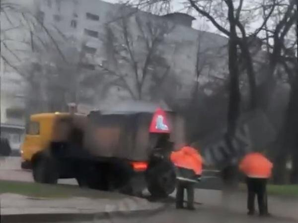 Все имущество включая мебель укладывали в ящики и на машинах отвозили в гавань