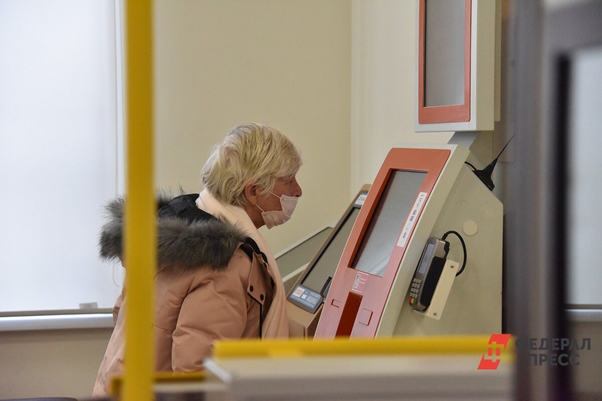 Хранить все деньги на одной карте не рекомендуется.  Фото: ФедералПресс / Полина Зиновьева