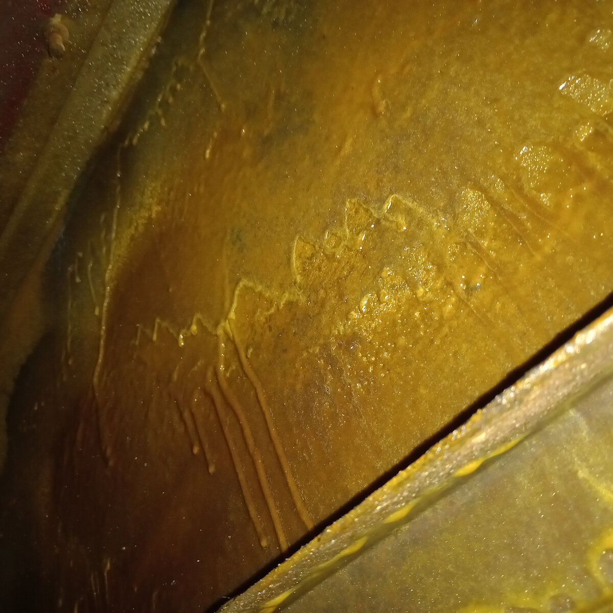 Юбка ПАЗика после обработки пушечным салом. На удивление тут ржавчины не было вообще!