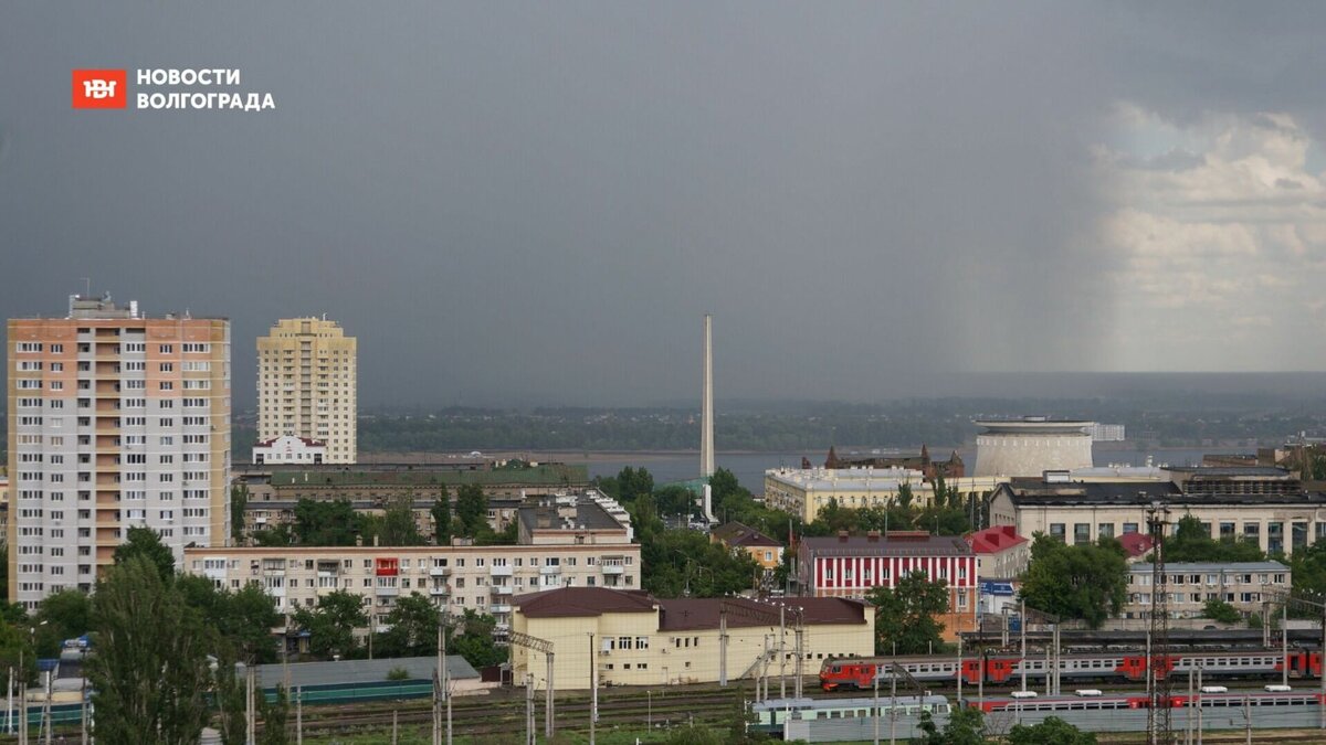     В Волгограде девочка-подросток упала с высотки, а из города-спутника предложили пустить троллейбусы до областного центра.