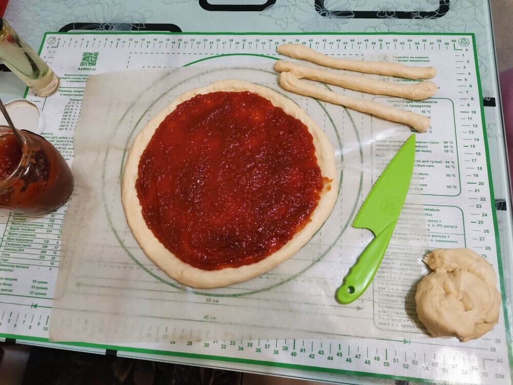 Формируем пирог на коврике.