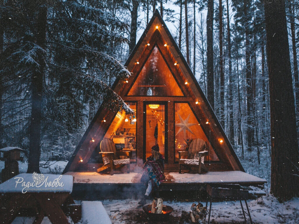 глэмпинг shanti home. треугольные домики спб. фахверк шалаш. шанти питер домики. дом шалаш а фрейм проект.