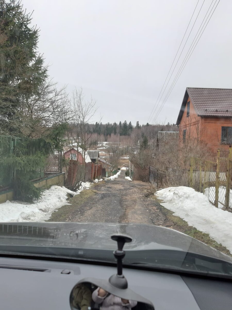 Вот так выглядит дорога сверху с  горы, а мы воон там, в конце дорожки