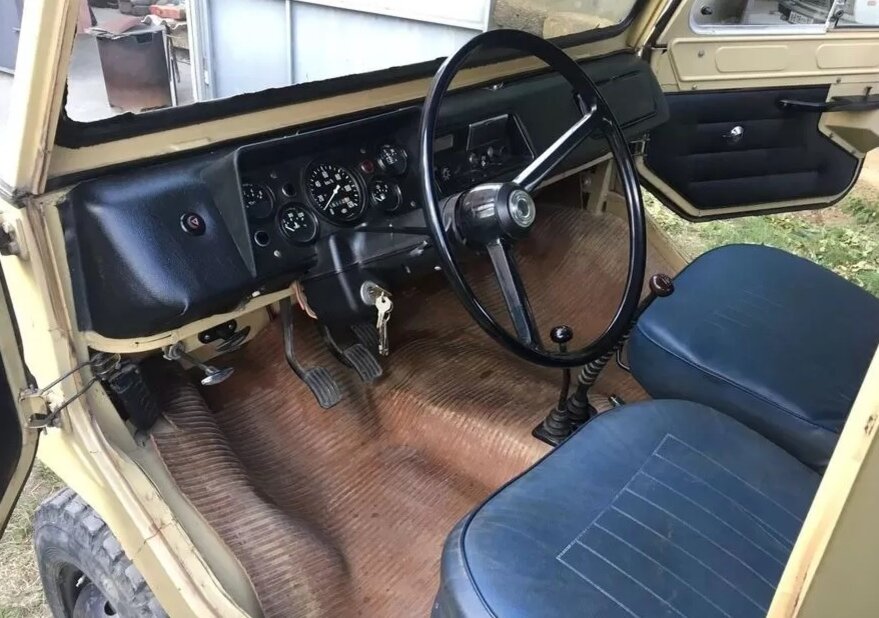 Сказать, что салон аскетичен - не сказать ничего.