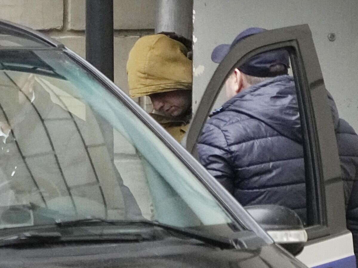    Корреспондент The Wall Street Journal Эван Гершкович выходит из здания Лефортовского суда© AP Photo / Alexander Zemlianichenko