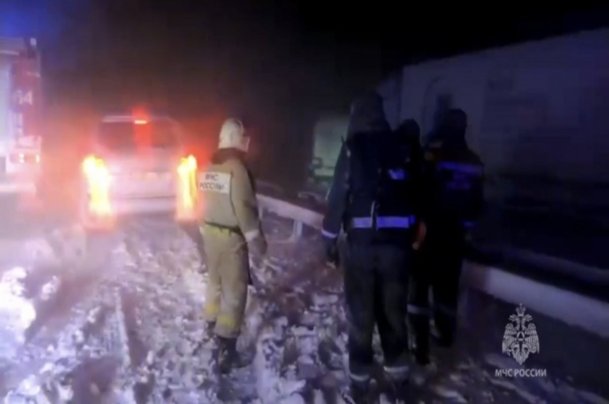    Спасатели вызволяют автомобилистов из снежного плена под Ростовом