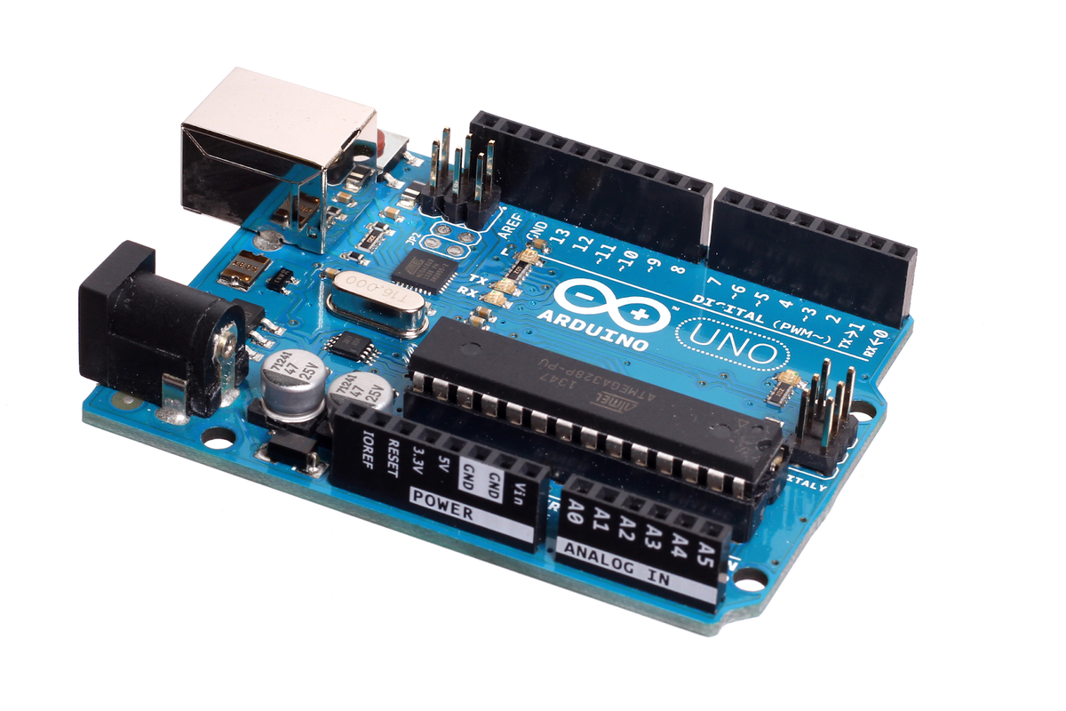 Под торговой маркой Arduino выпускается множество плат, на изображении самая популярная плата Arduino UNO.