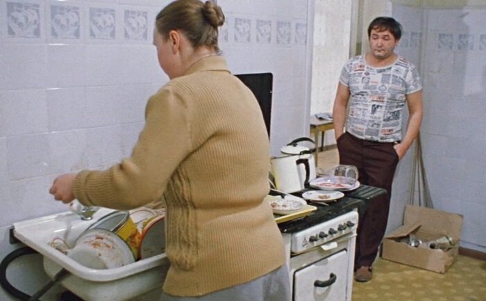 Кадр из фильма «Влюблён по собственному желанию» (1982). Скриншот.