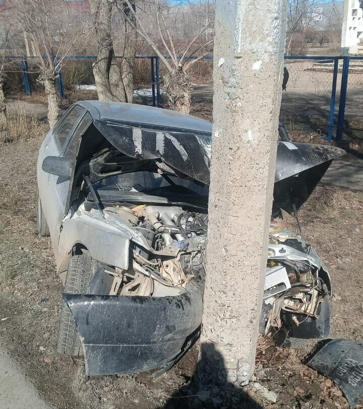    В поселке Энергетик 27-летний водитель на ВАЗе на полном ходу врезался в столб Белов Михаил Александрович