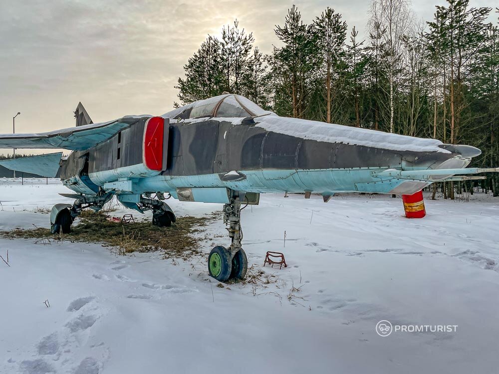 История о том, как я нашёл в лесу истребители МиГ-25У и МиГ-27 🛩✈️😳