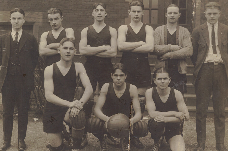 Первая команда. Баскетбольная команда индустриальной школы Милтона Херши. Первая команда баскетбол Джеймс Нейсмит. Баскетбол в США 20 век. Баскетбол в 1891 году.