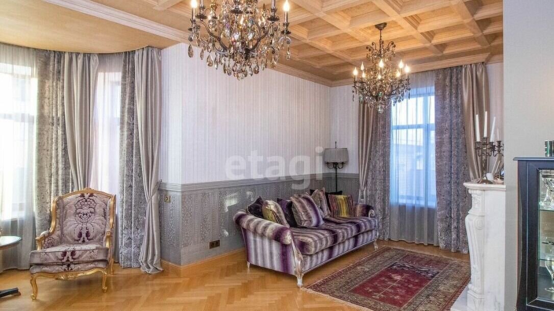     В историческом центре Тюмени на продажу за 100 миллионов рублей выставлен трехэтажный коттедж. Площадь дома составляет более 378 квадратных метров.